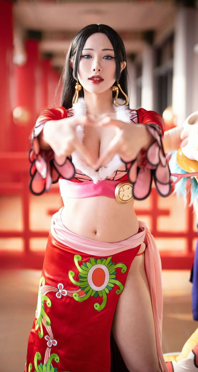 ảnh cosplay boa hancock gợi cảm