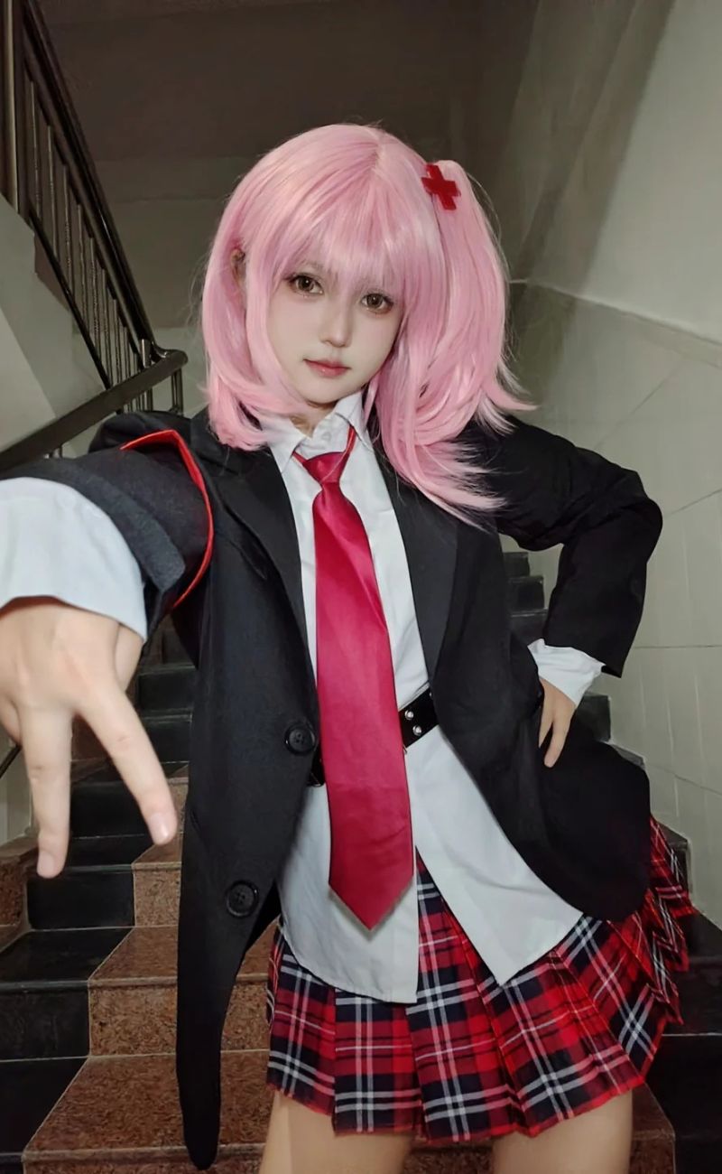 cosplay học sinh tóc hồng