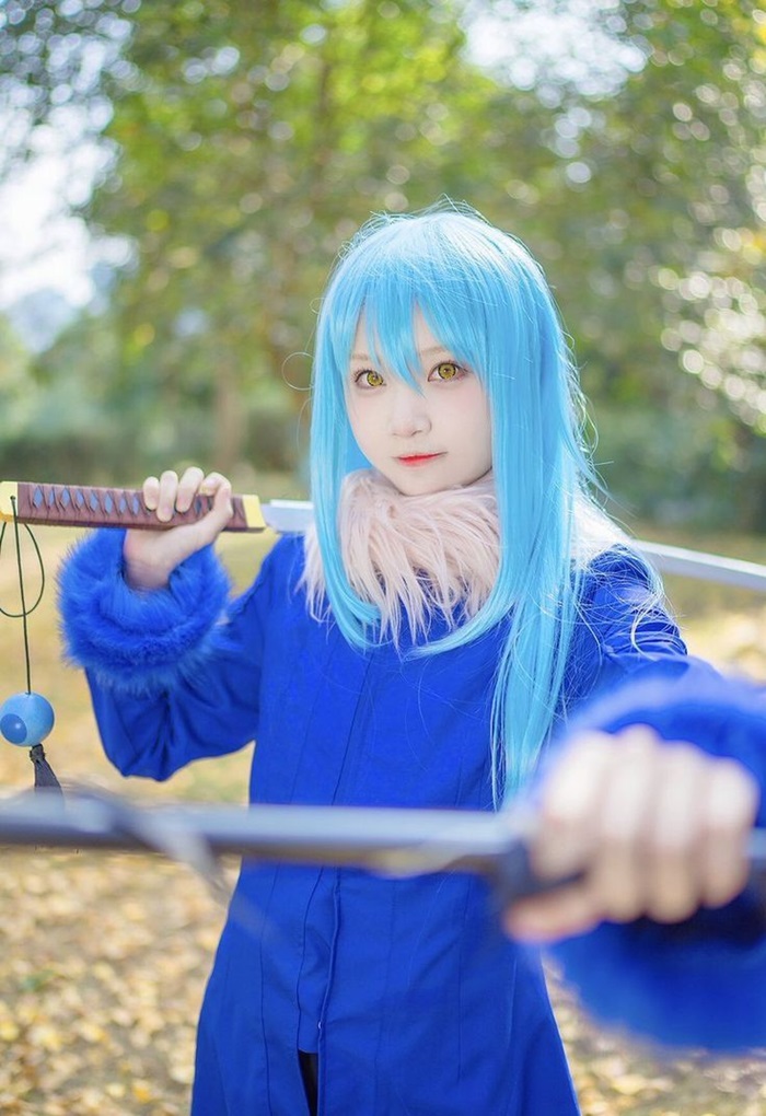 rimuru cosplay cầm kiếm