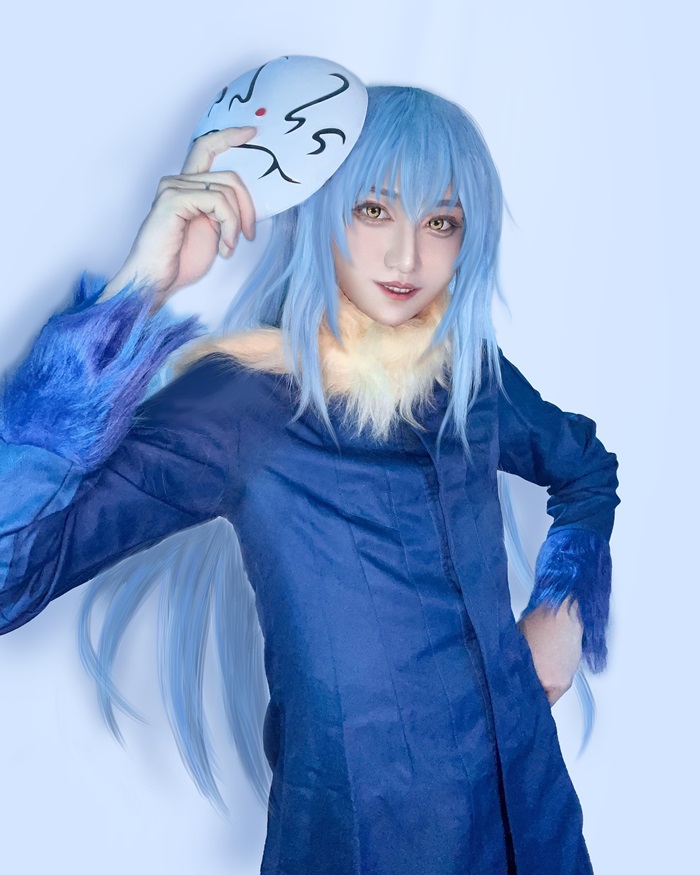 rimuru cosplay cầm mặt nạ