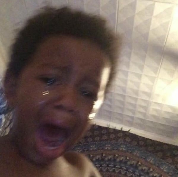 meme crying bé khóc