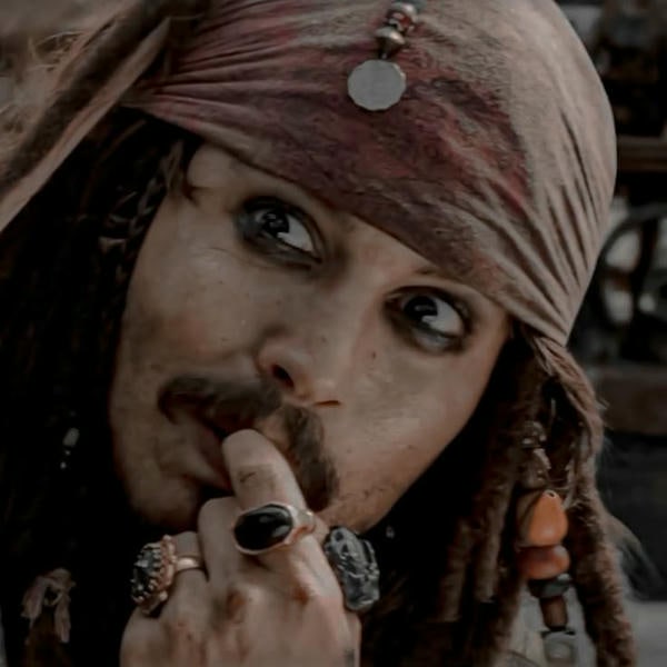 meme jack sparrow mút tay